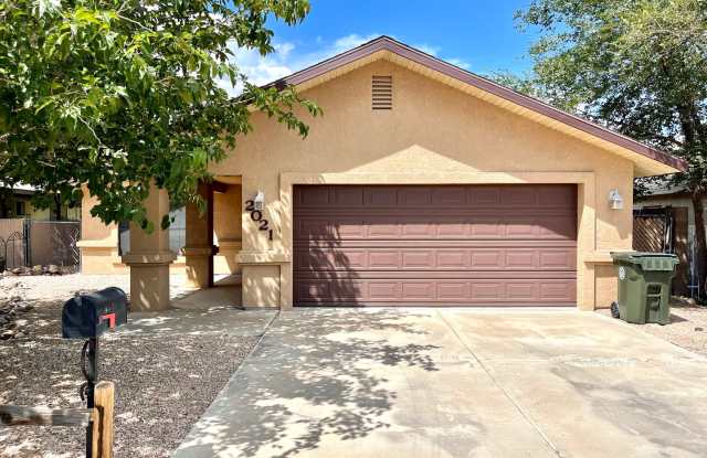 Cute 3 Bedroom Home in Center of Kingman! *CURRENTLY OCCUPIED, PLEASE DO NOT DISTURB THE TENANTS* photos photos