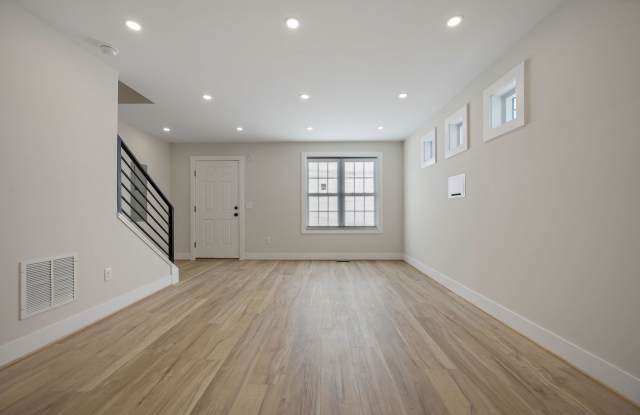 120B N Lincoln St Gallery 4