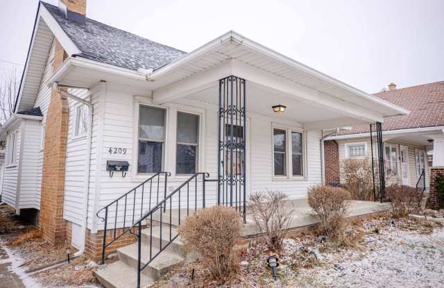 Beautiful two bedroom home with bonus room, fenced in back yard, garage, and full basement! - 4209 Parrakeet Avenue, Toledo, OH 43612