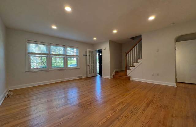 Spacious 3BD/2BA Townhome with Secondary Kitchen in Towson, MD! Gallery 4
