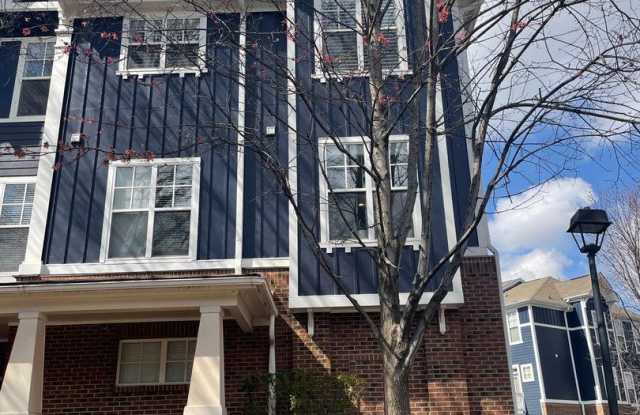 Charming home in the desirable Walnut Hill complex Gallery 3
