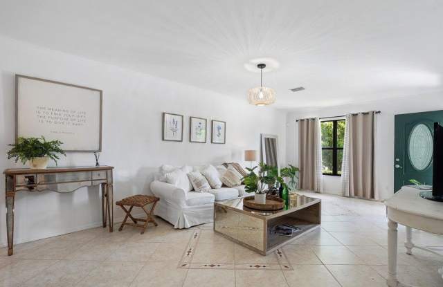 1369 Riverside Circle Gallery 4