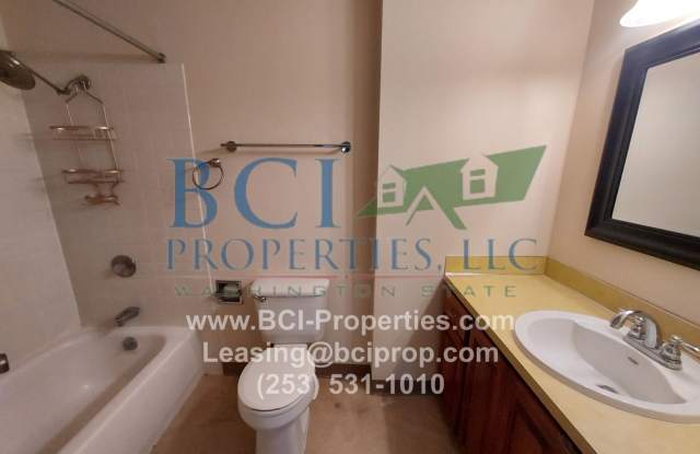 Beautiful 4 Bedroom/ 3 Bath Home close to Sunnyside Beach Park/ JBLM/ Fort Steilacoom! Gallery 3