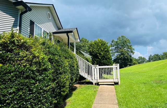 WOW! Newly renovated 4 bedroom, 3 bathroom home in Newnan! Must See Gallery 4