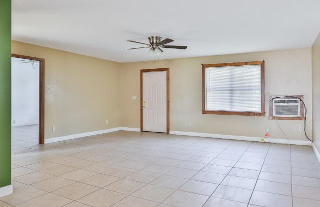 2 BD 1 BA DUPLEX! Gallery 4