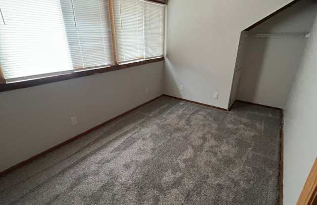 Large 5 bedroom house close to campus for July 31st move in - 3218 Lincoln Way, Ames, IA 50014