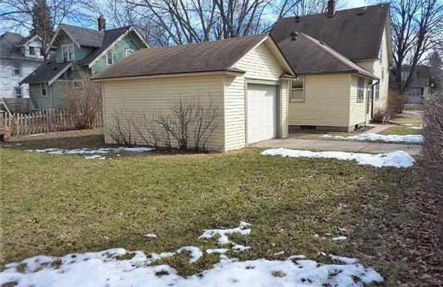 June 2027 ~ Cute 5 bedroom house. Spacious bedrooms. In unit laundry and dishwasher. Gallery 1