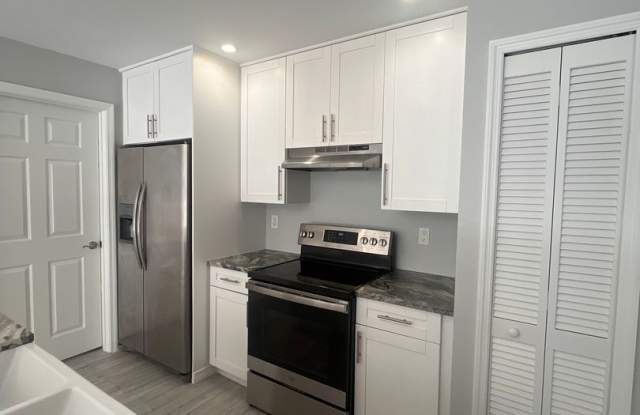 Bright & Modern Harbour Island Condo Gallery 3
