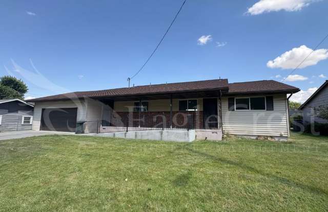 Three Bedroom, Two Bathroom House plus bonus room Located near City Park in Milton-Freewater - 211 De Haven Street, Milton-Freewater, OR 97862