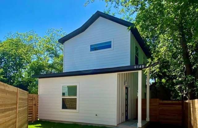 Montopolis Modern Large yard photos photos