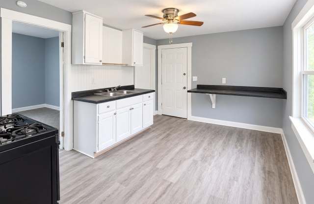 419 Delaware St., Rear Lower Gallery 1
