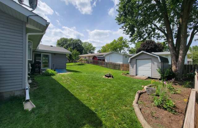 512 Spruce Drive - 512 Spruce Drive, Pella, IA 50219