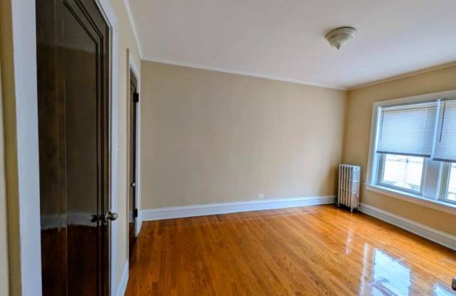 6701 NORTH GREENVIEW AVE. Gallery 3
