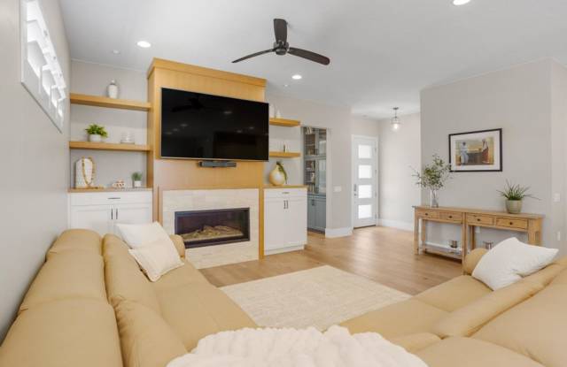 Beautiful Home! 55+ Community Gallery 3