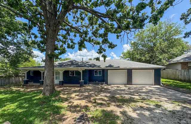 3 Bed 2 Bath 2 Car Garage in Strafford MO - 804 Washington Street, Strafford, MO 65757