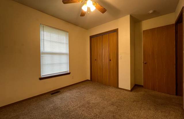 3bed/2 bath/2 car garage, 1300 sqft duplex-home! 1267 S Pinhook Dr in Nixa MO. Gallery 4