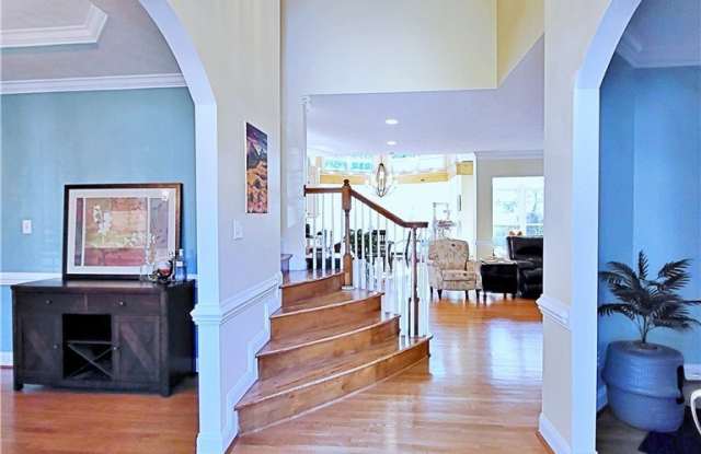 2519 S Edgewater Drive Gallery 3