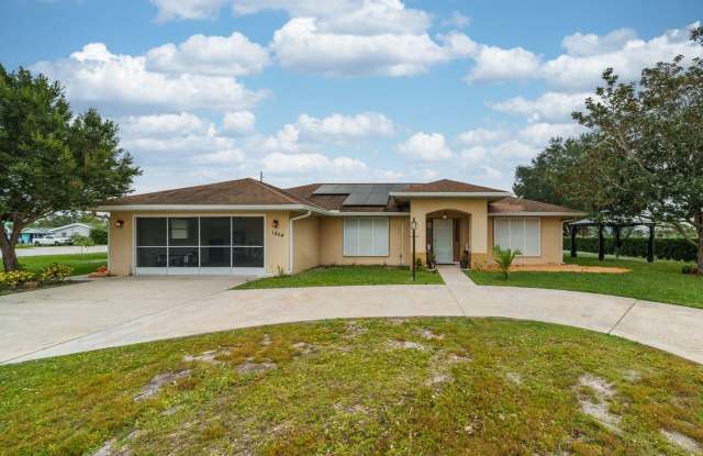 Charming 2BR House in Sebring photos photos
