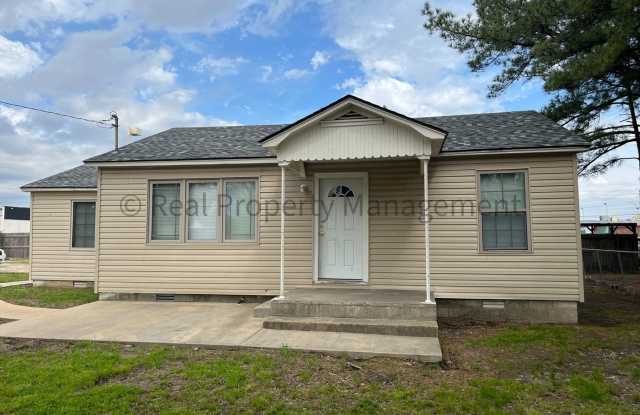 2 Bedroom Home With Additional Space Available NOW! - 1507 Brazil Avenue, Fort Smith, AR 72908