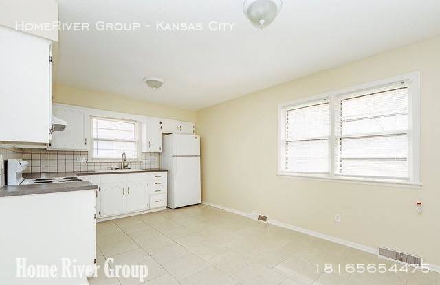 900 NE Locust Dr Gallery 4