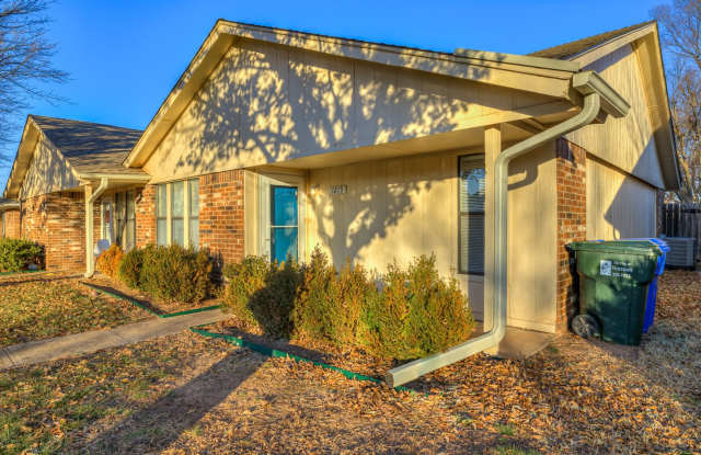 Charming 2 bed 2 bath duplex in Norman photos photos