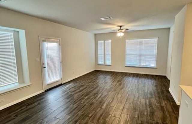 Beautiful Free standing Single Story Sorrento Condominium Home 3-2 with 2 car Garage / Pflugerville Gallery 3