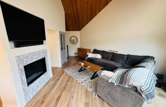 Furnished 1 bed / 1.5 bath condo in the Tahoe Keys Gallery 4