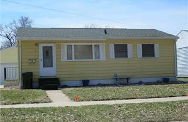 2 Bedroom, 1 Bath House with Double Stall Detached garage 717 Bismark Waterloo photos photos