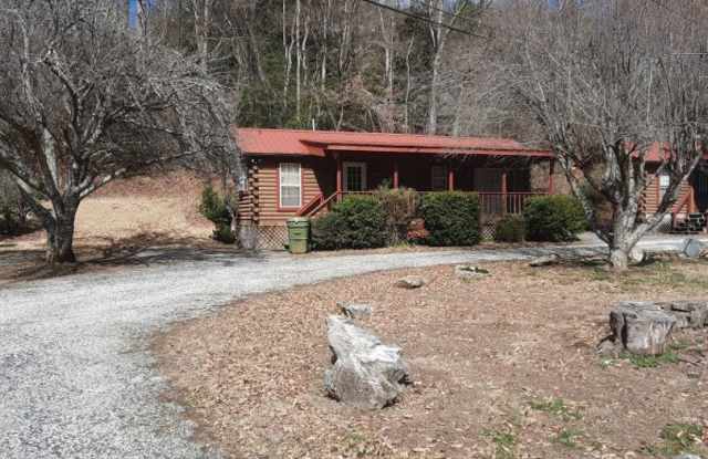 $1,100 - 2 Bedroom / 1 Bath Partially Furnished Log Cabin Near Cherokee Gallery 1