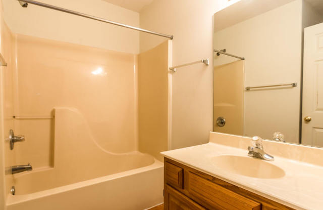 730 Sherwood Hills Dr. 2 Bed/1.5 Bath Townhome Gallery 4