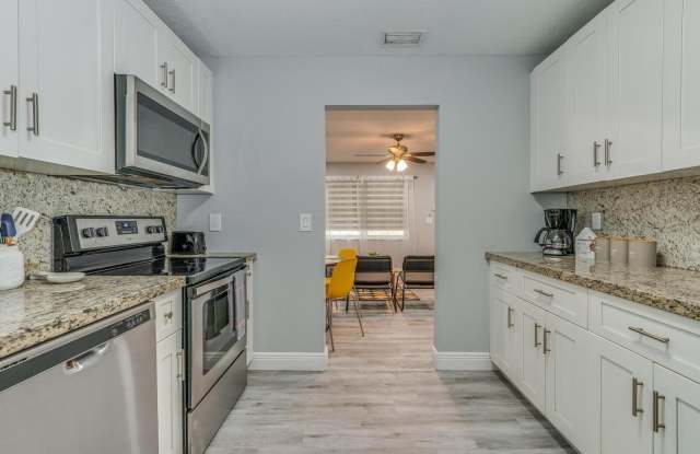1051 SW 32nd Court Gallery 3