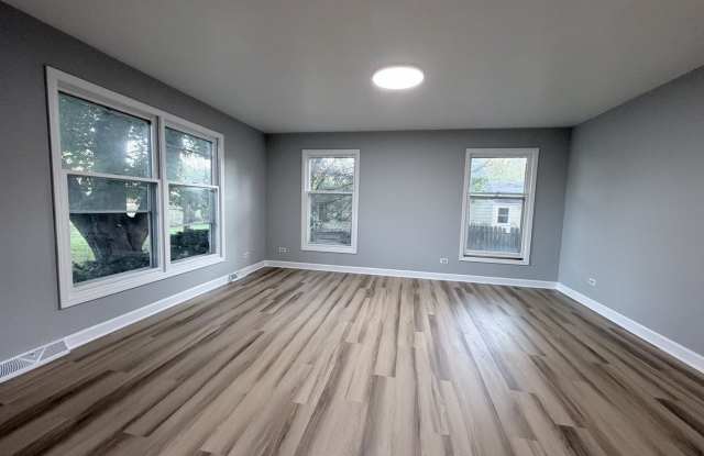30974 N Milwaukee Avenue Gallery 3