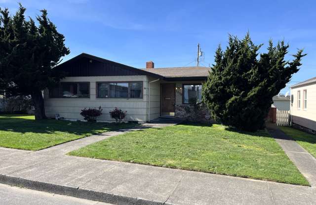 3 Bed Eureka Home With Large Fenced Yard, Deck  Views Of The Bay! Small Pets Considered photos photos