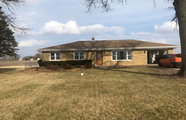 Beautiful 3BR home rural Bloomington with large lot. Recently refurbished and modernized - 9937 North 1250 East Road, McLean County, IL 61772