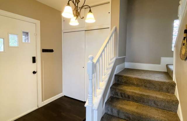 $1870 NEW LISTING - Maplewood Single Family Home Gallery 4