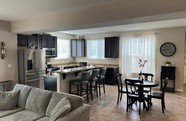 Gorgeous 2 Bed/2 Bath Townhome with Attached Garage Near Los Altos Parkway! Gallery 3