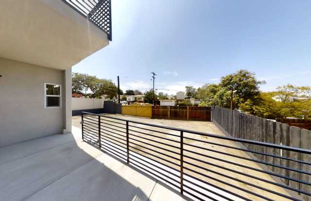 Private Entry & Yard Gallery 4