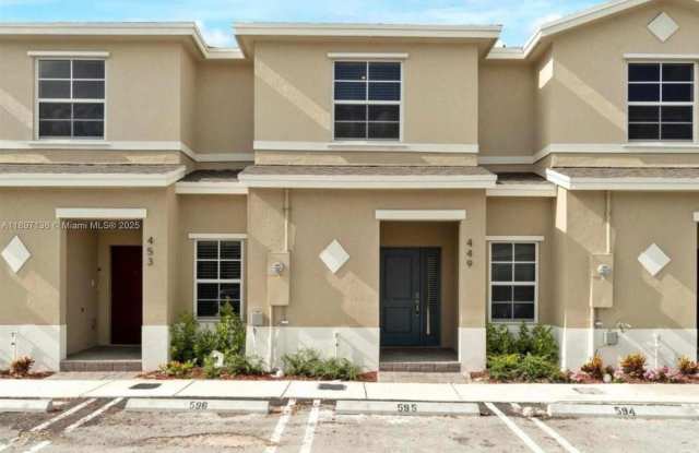 449 NE 4th Ter photos photos