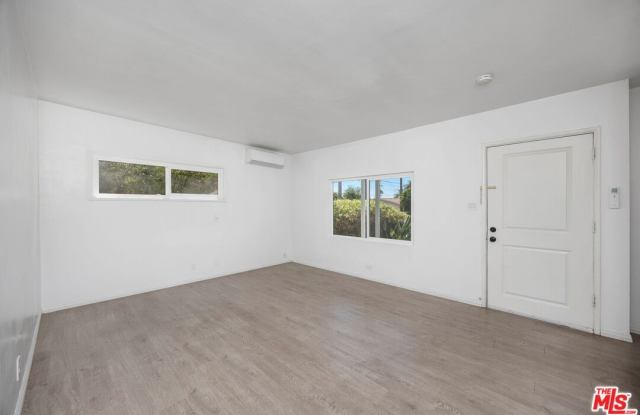 3943 Seneca Ave Gallery 2