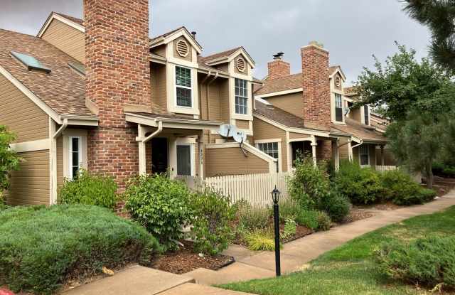 3 bedroom 2 bathroom Townhome AVAILABLE NOW in Aurora photos photos