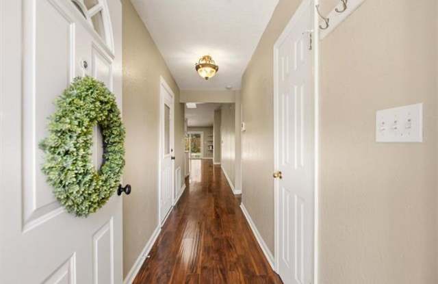 NE Tallahassee Townhome with Community Pool Gallery 4