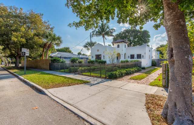 2911 Poinsettia Avenue Gallery 2