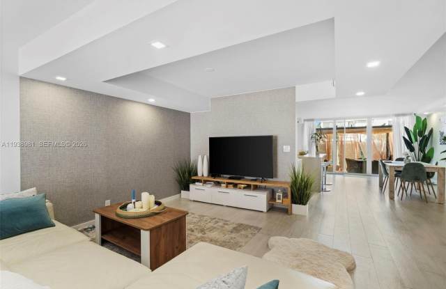 918 NE 26th Ave photos photos