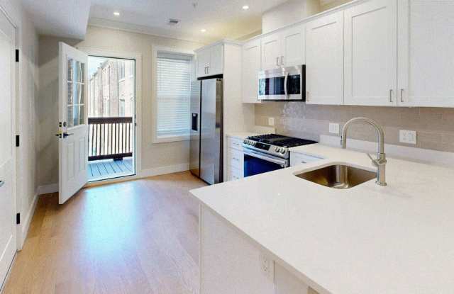 Charming Room for Rent-No Broker Fee Gallery 1