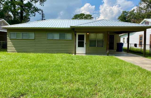 Charming 3-Bedroom, 1-Bath Home - 204 Doc Duhon Street, Lafayette, LA 70501