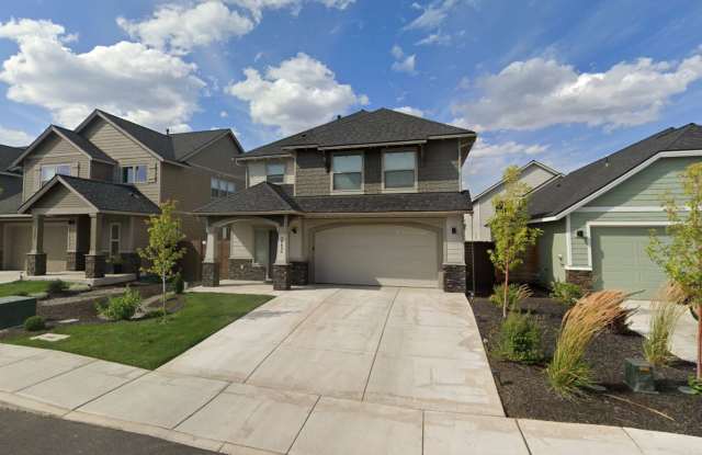 Grand 4 Bedroom-Two Story Home! 20606 SE Slate Ave - 20606 Southeast Slate Avenue, Bend, OR 97702