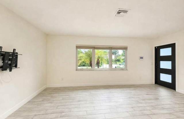 Exceptional Naples Park Single Family home, just minutes to the beach Gallery 3