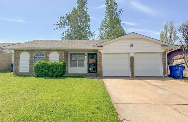 Beautiful 3 Bedroom - 1.5 Bathroom in Mustang! - 320 East Hillcrest Lane, Mustang, OK 73064