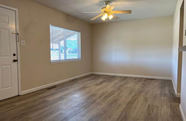 ONE LEVEL LIVING RANCHER WITH FENCED YARD Gallery 3