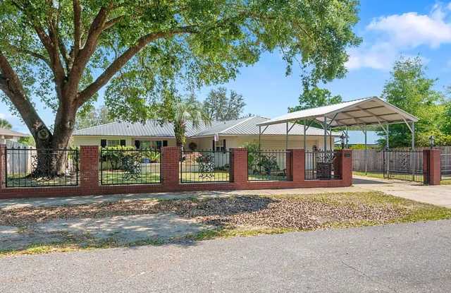 3 Bedroom/2 Bath Lakefront Home Gallery 1